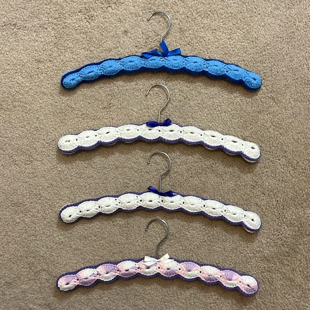Vintage Crochet-Covered Padded Hanger Set – Set of 4 – Excellent Condition